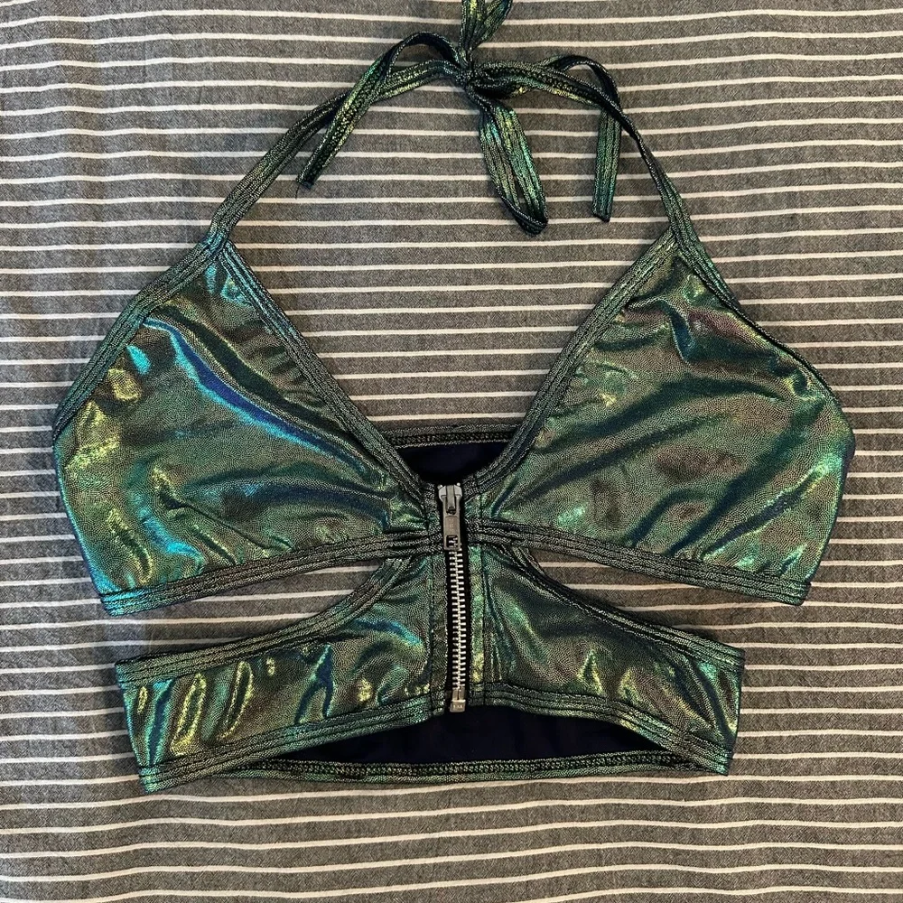 iHeartRaves Iridescent Crop Top - Picture 3 of 5